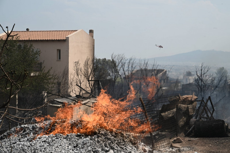 Griechenland - Feuer und Löscharbeiten in Parnitha / Parnes, im Norden der griechischen Halbinsel Attika, etwa 30 km nor