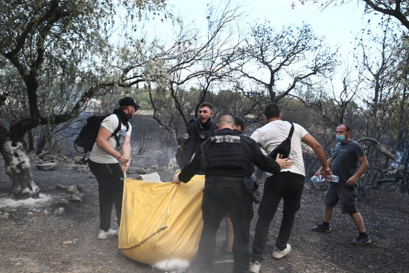 Griechenland - Feuer und Löscharbeiten in Parnitha / Parnes, im Norden der griechischen Halbinsel Attika, etwa 30 km nor