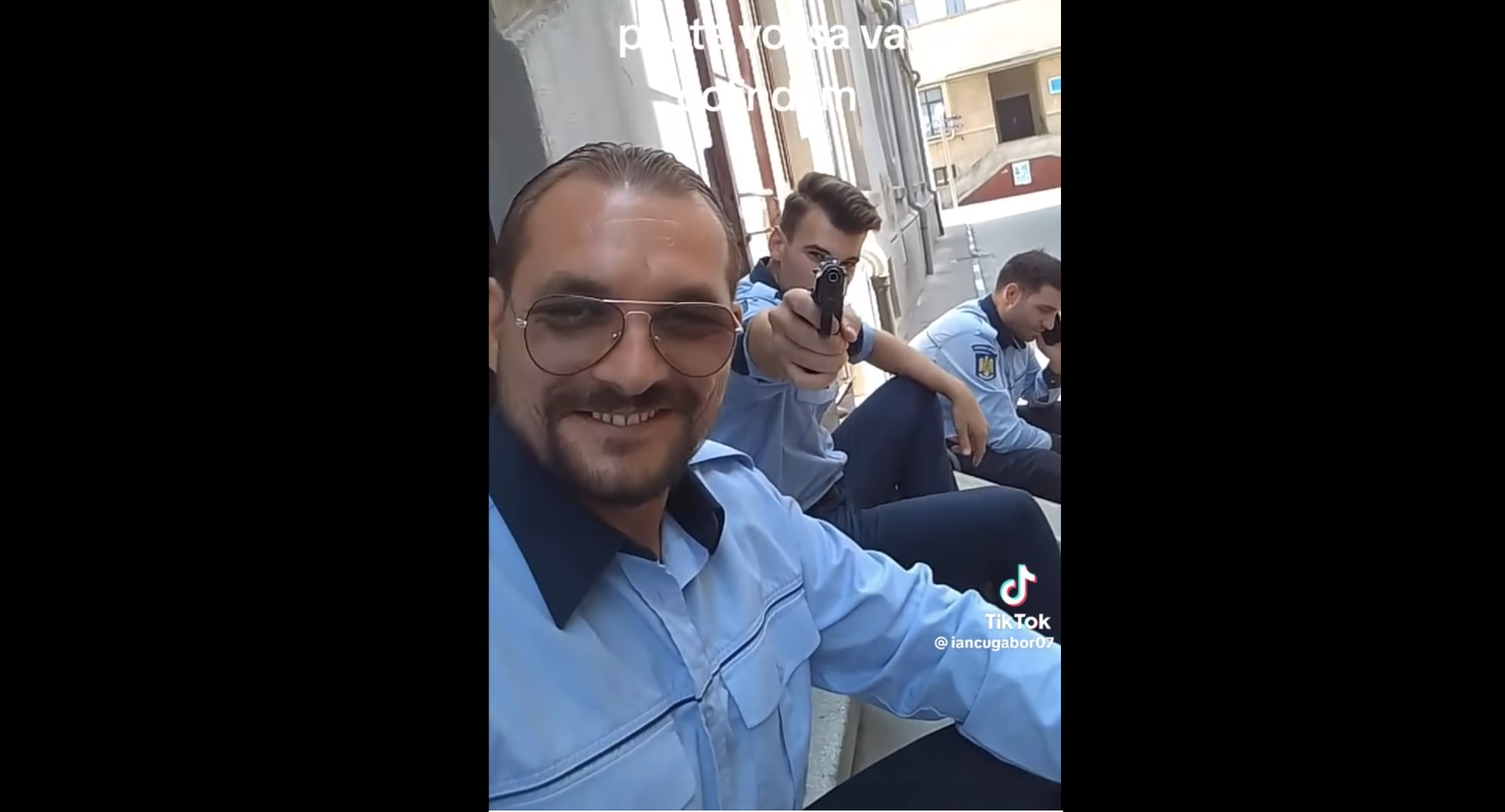 Poliția caută trei indivizi care s-au filmat în uniforme de polițiști, agitând un pistol, și s-au postat pe rețelele sociale