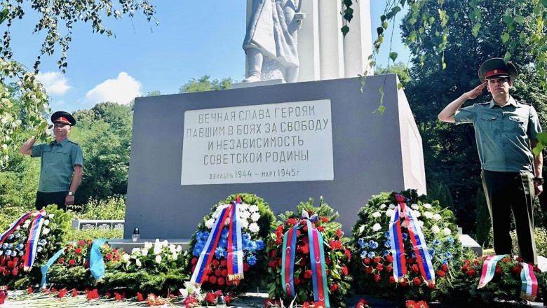 Imagine de la ceremonia de inaugurare a monumentului soldatului sovietic din orașul Nagybajom