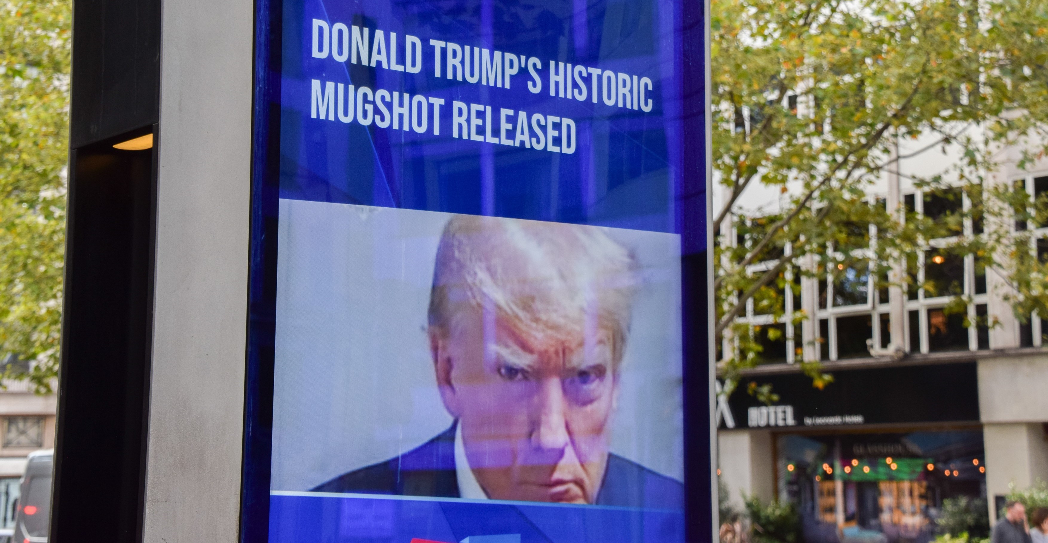 "Rânjiți, nu zâmbiți". Cum a transformat Donald Trump o fotografie din închisoare într-o campanie de imagine