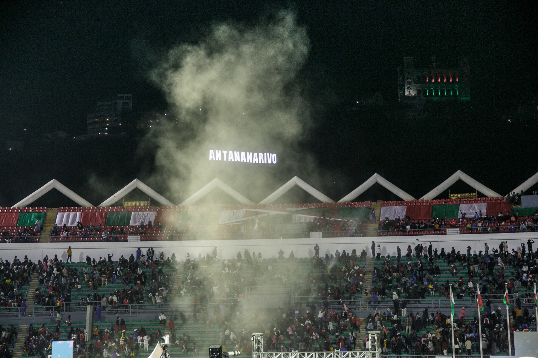 Cel puțin 12 oameni au murit și peste 80 au fost răniți într-o busculadă la intrarea pe un stadion​ din Madagascar