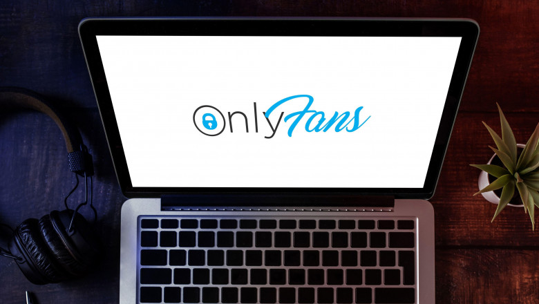 logo OnlyFans pe un laptop