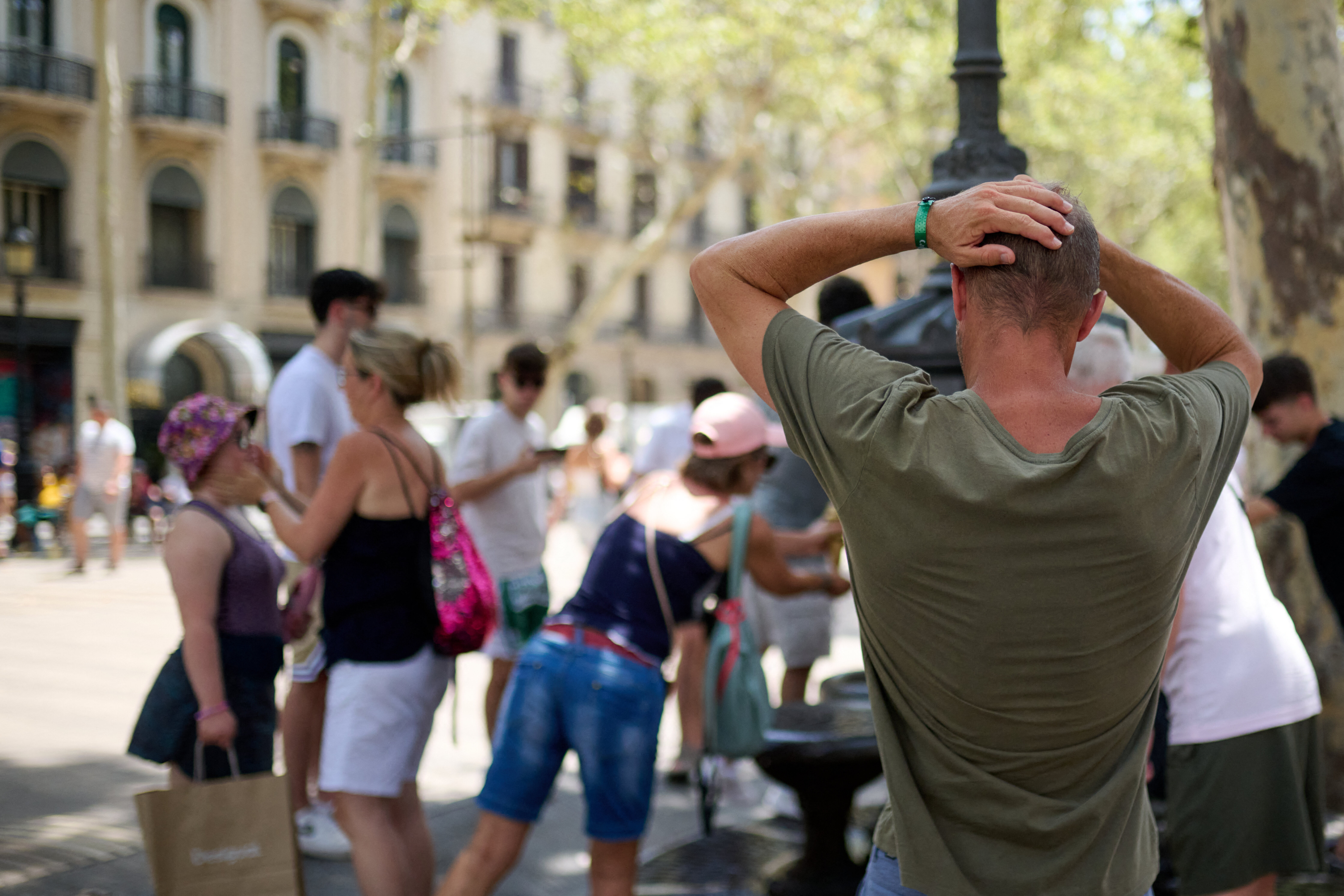 Barcelona împarte pălării persoanelor fără adăpost pentru a face față caniculei. Nou record de temperatură