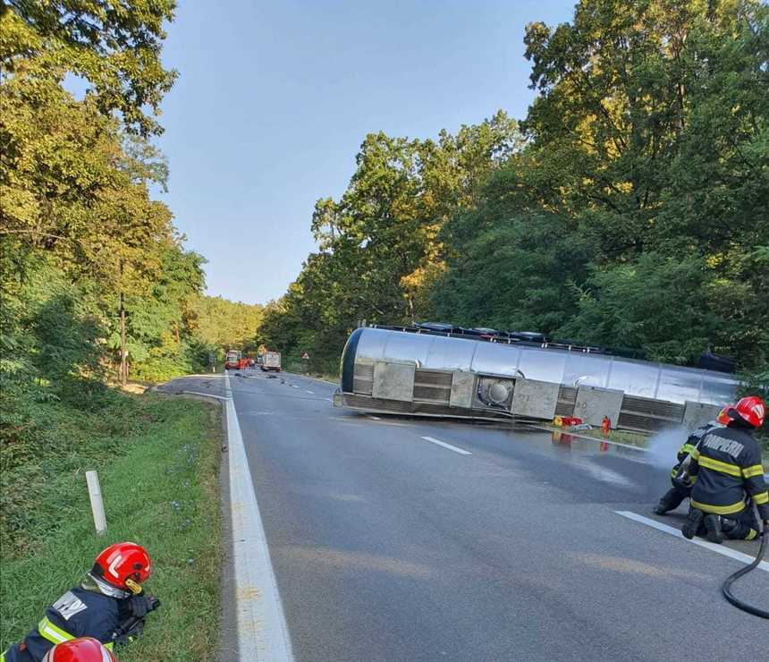 Pericol pe DN7 unde o cisternă cu etanol s-a răsturnat după un accident. Circulația este blocată complet în zonă