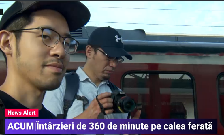 Tabelele din Gara de Nord arată întârzieri de 360 de minute. Reacția unor japonezi care au venit să se plimbe prin România cu trenul