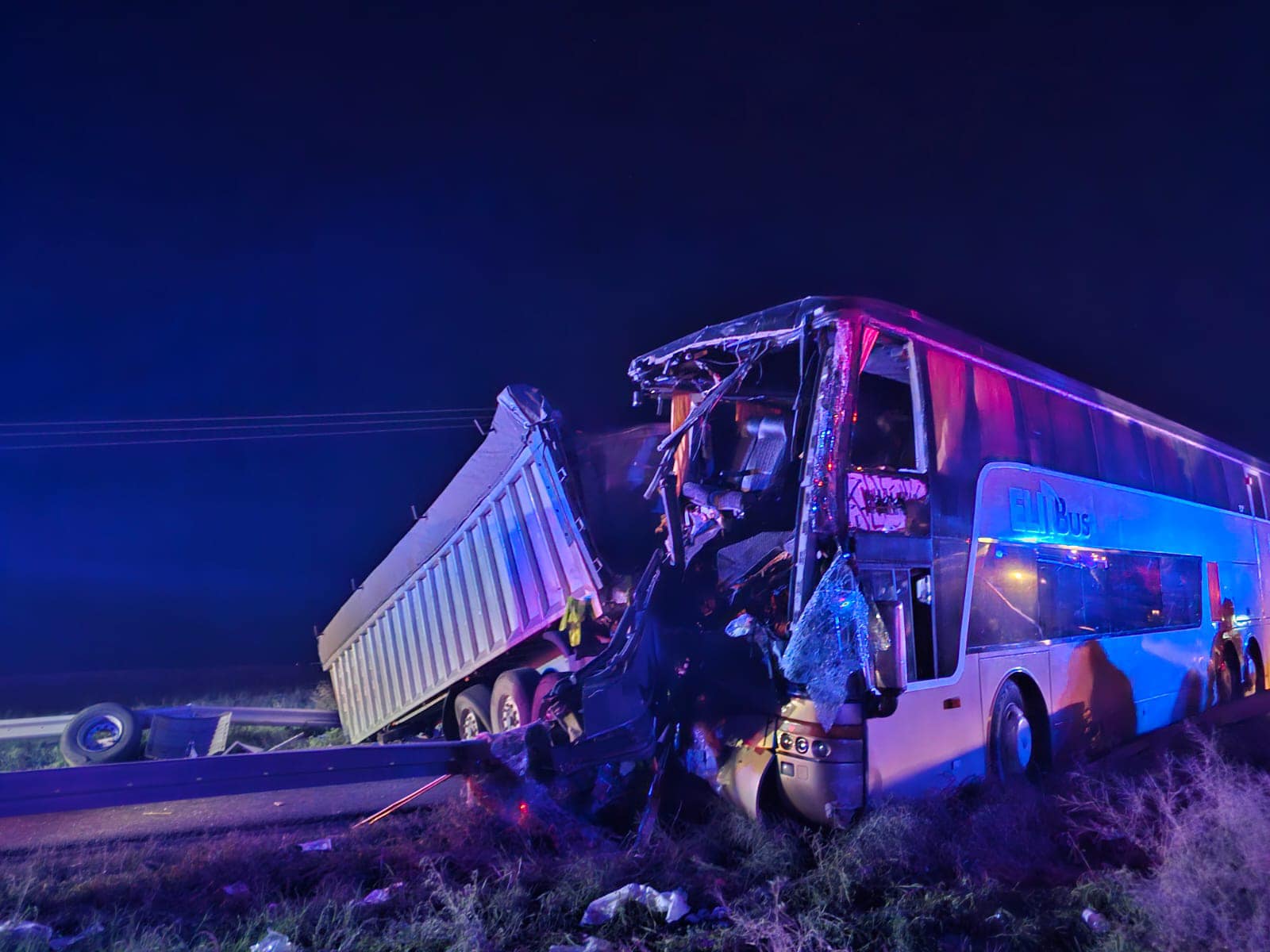 Un autocar cu cetățeni moldoveni care mergeau în vacanță s-a lovit de un TIR, 21 de răniți. TIR-ul fusese ieri implicat în alt accident