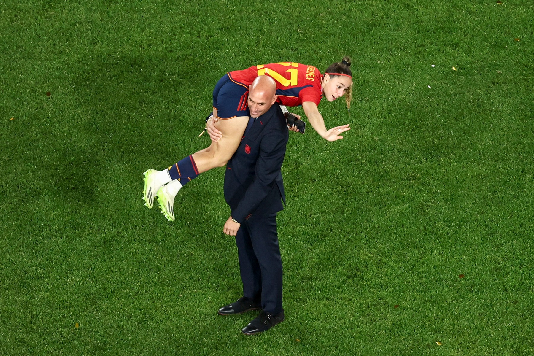 Șeful Federației Spaniole de Fotbal a fost suspendat după ce a sărutat-o cu forța pe o jucătoare la finala Cupei Mondiale