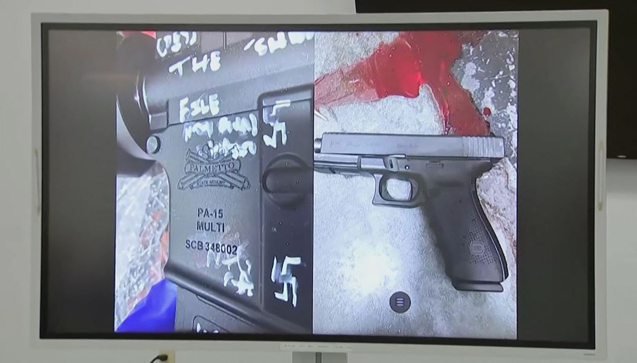 Atac armat în Jacksonville, motivat rasial. Un bărbat a intrat cu o pușcă și un pistol într-un magazin și a ucis trei oameni