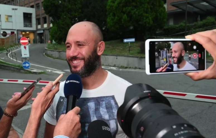 Salvare miraculoasă în Torino. Un bancher a devenit erou național după ce a prins din zbor un copil care căzuse de la etajul cinci