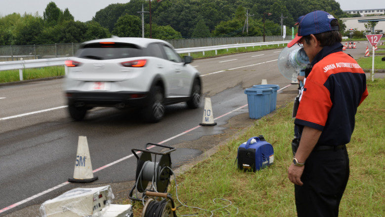 școală auto de șoferi în Japonia, un instructor auto cu o portavoce și o mașină