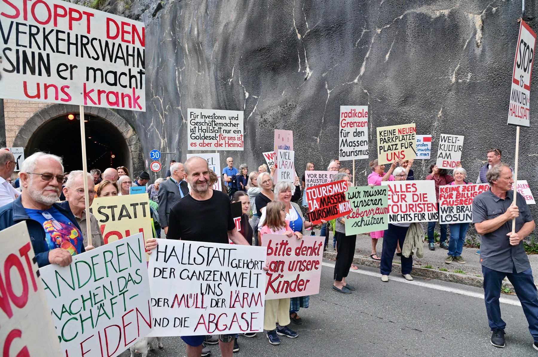 Locuitorii pitorescului orăşel Hallstatt au ieșit pe străzi să protesteze împotriva turiștilor