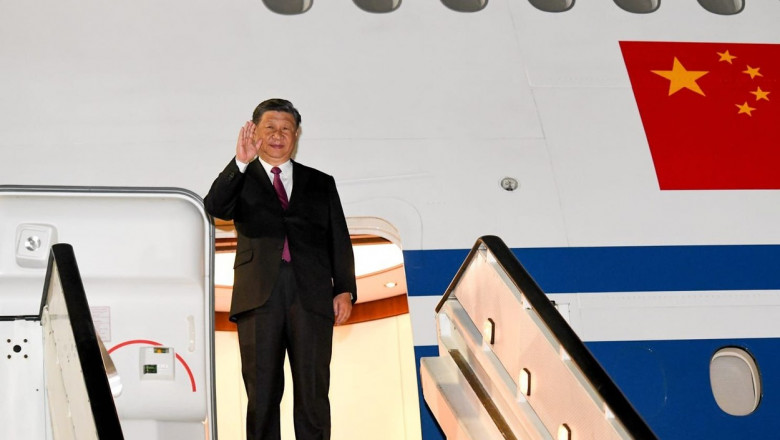 Xi Jinping la ușa avionului prezidențial