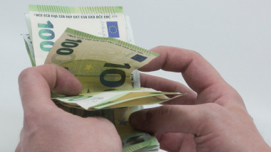 bancnote de euro numărate de două mâini