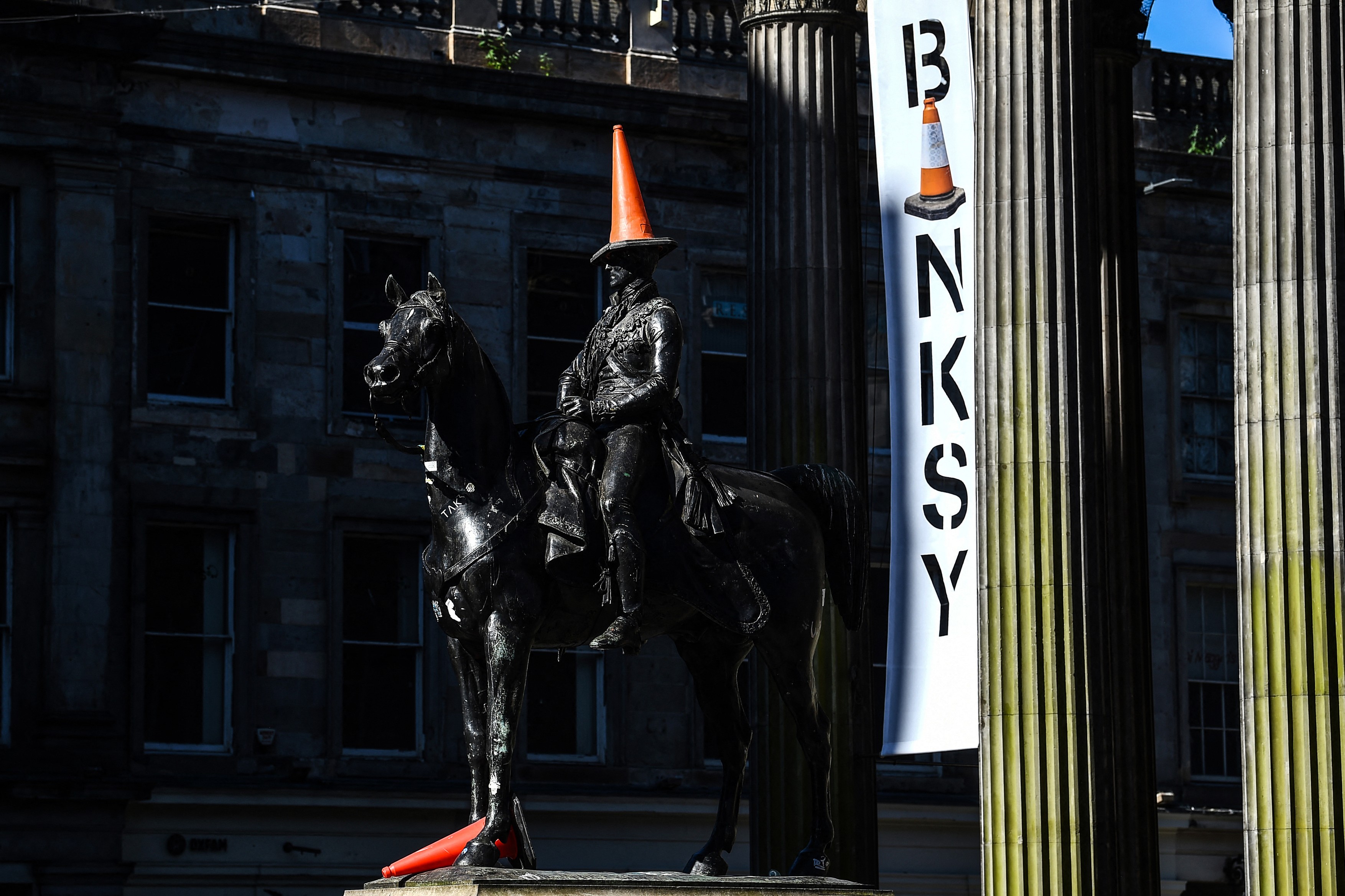 Banksy a adus încasări record la Glasgow. Artistul așteaptă sugestii pentru următoarele destinații ale expoziției „Cut and Run”