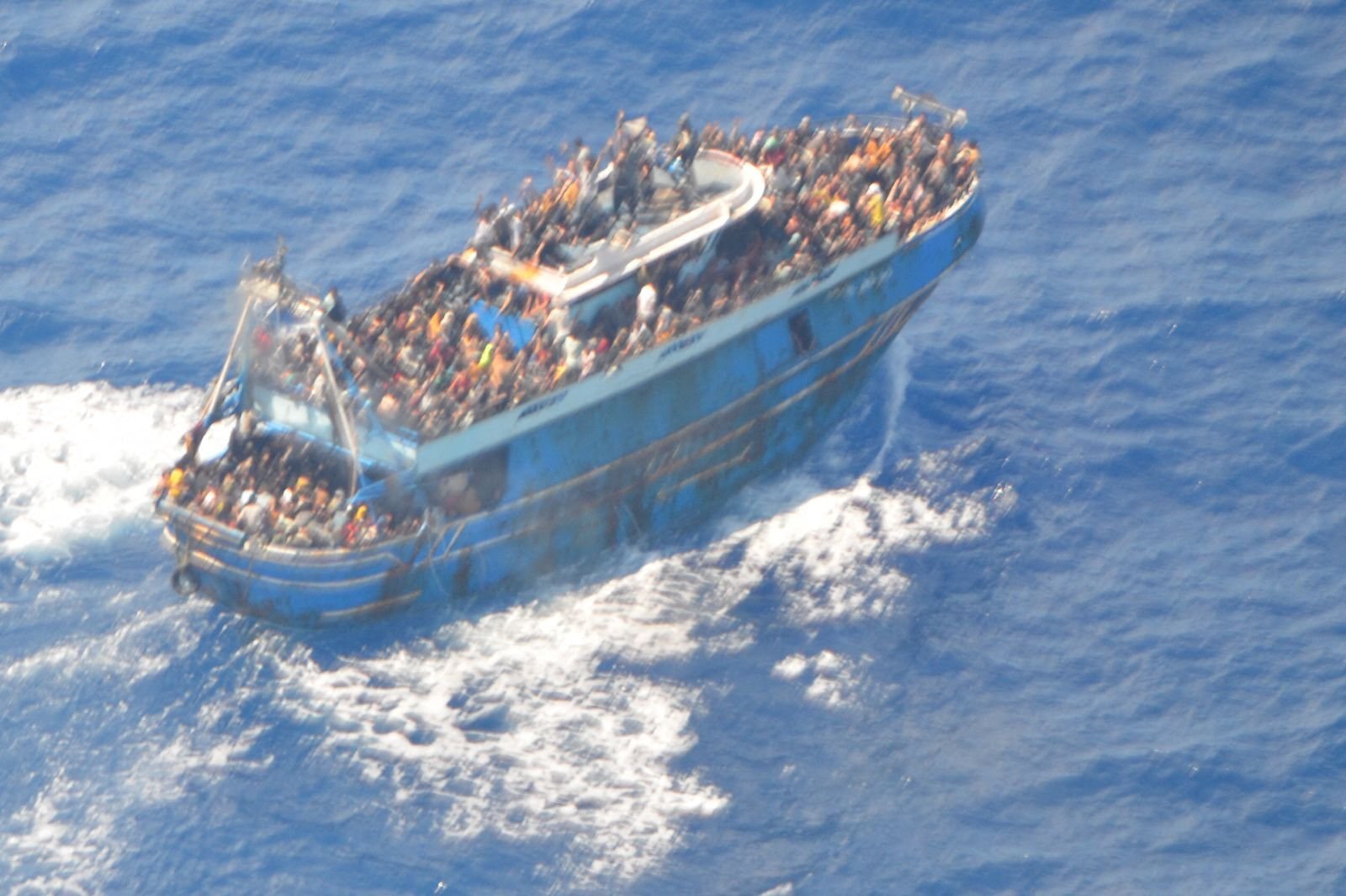 O femeie și patru copii au murit în naufragiul unor bărci cu migranți în largul coastelor Greciei