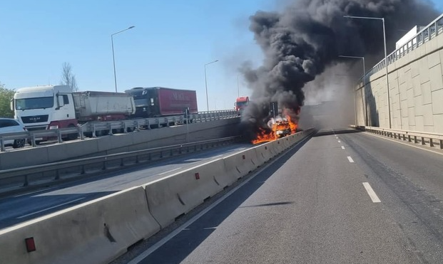 FOTO. O dubă a luat foc pe Pasajul Domnești