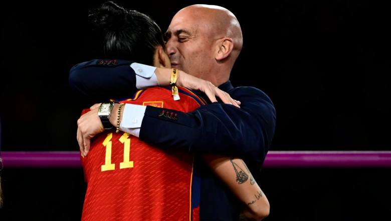 Momentul în care Rubiales o sărută pe Hermoso și pentru care a fost suspendat de FIFA.