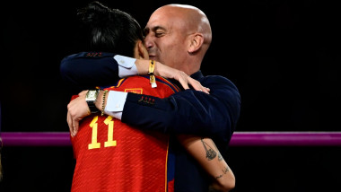 Momentul în care Rubiales o sărută pe Hermoso și pentru care a fost suspendat de FIFA.