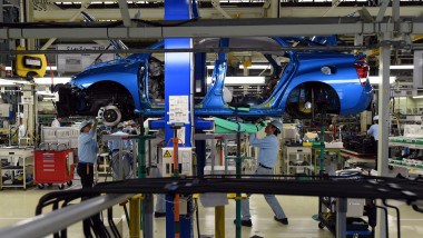 uzină Toyota în Japonia, doi muncitori lucrează