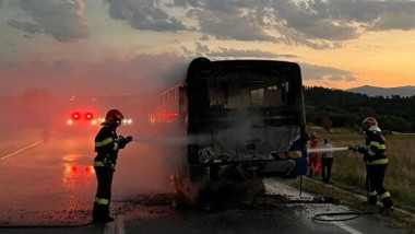 Un autobuz plin cu pasageri a luat foc în mers, pe un drum din Bihor