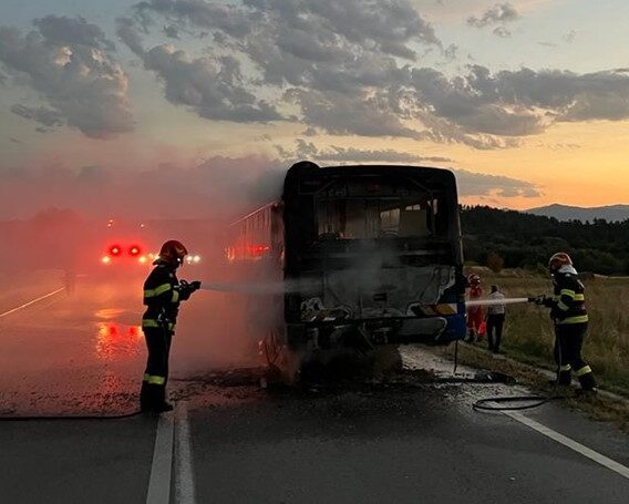 FOTO: Un autobuz plin cu pasageri a luat foc în mers, pe un drum din Bihor