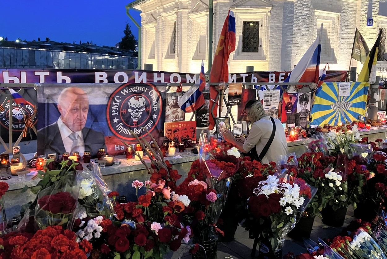 Sute de ruși îl plâng pe Prigojin la Moscova și îl compară cu Lenin și Stalin