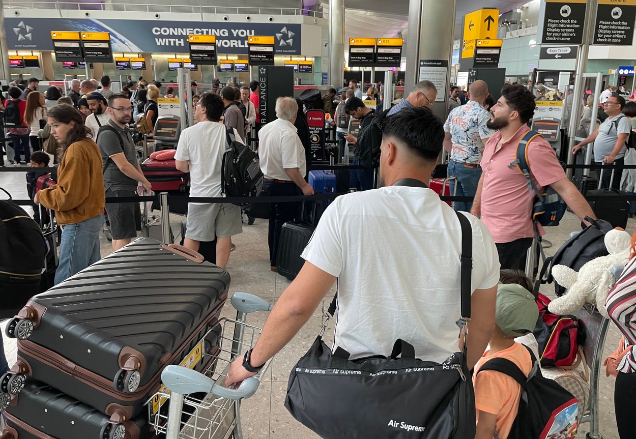 Zboruri anulate și întârziate în Marea Britanie după o defecțiune la sistemul de control al traficului aerian, mii de pasageri afectați