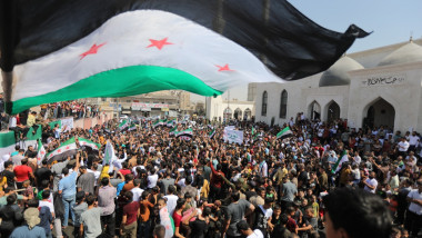 proteste în Siria, mulțime de oameni și steagul Siriei