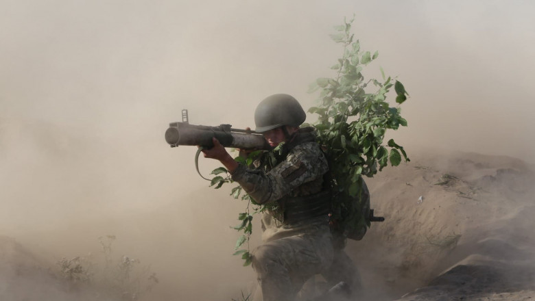 soldat ucrainean cu lansator de grebade