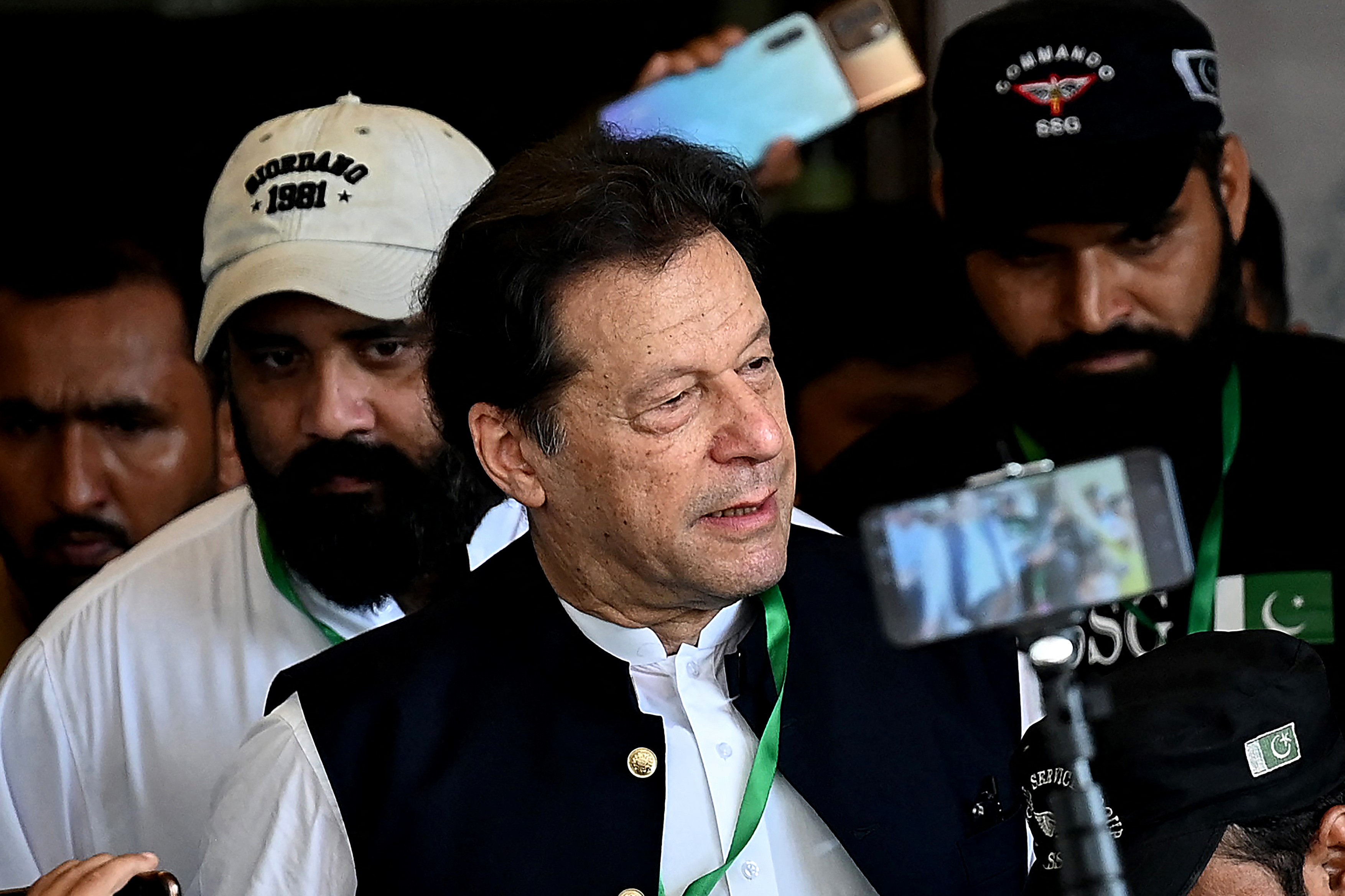 Un tribunal a ordonat eliberarea lui Imran Khan din închisoare. Fostul premier pakistanez are peste 200 de dosare penale