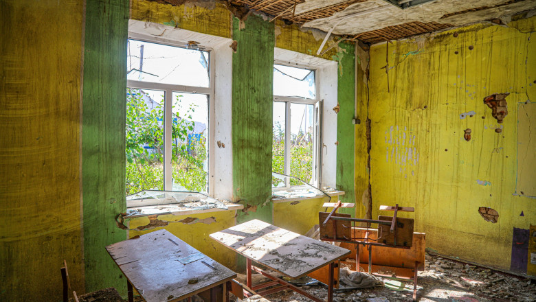 sală de clasă distrusă în Ucraina