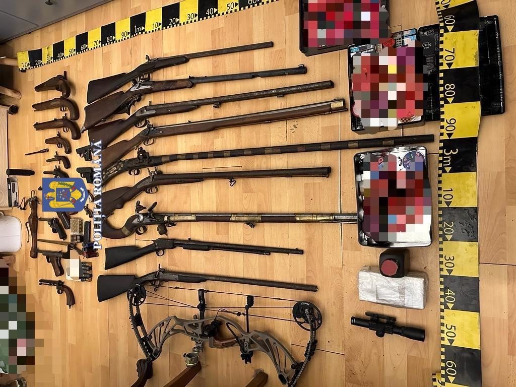 Arsenalul descoperit în casa unui bărbat din Timișoara: 21 de arme letale și mii de cartușe și alice