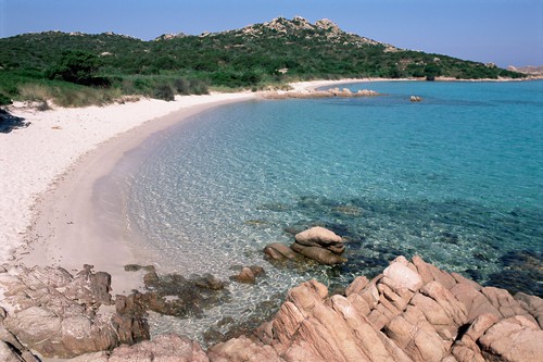 Un turist francez a fost prins de vameșii italieni cu 41 de kilograme de pietricele luate de pe o plajă din Sardinia