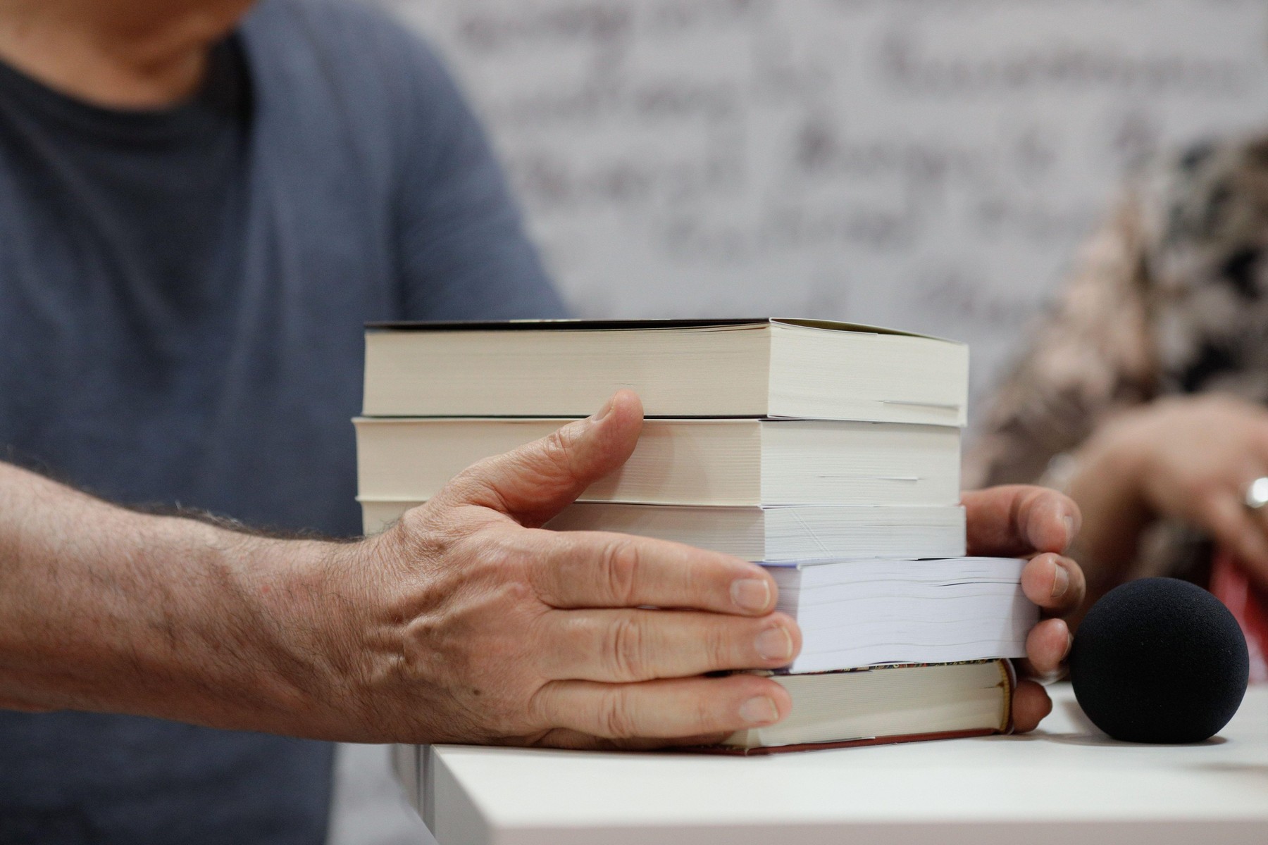 Doi bărbați au jefuit o librărie din Caracal