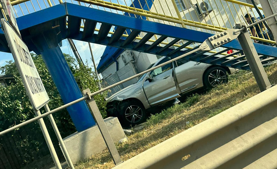 Tânăr de 22 de ani, reținut de polițiști. Beat, drogat și fără permis, a furat o mașină cu care a făcut accident