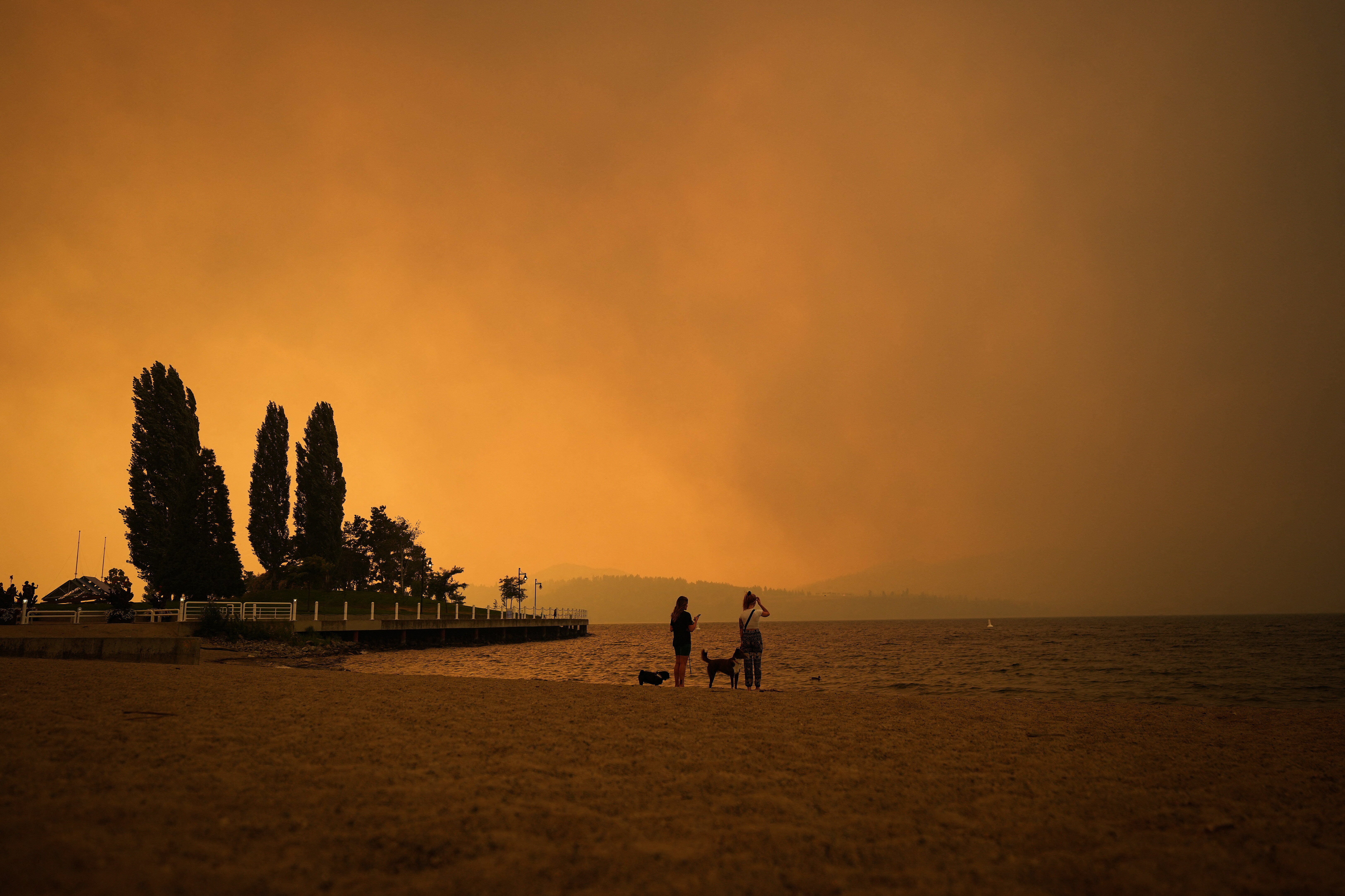Arde Canada: Zeci de mii de oameni au primit ordin de evacuare din calea incendiilor uriașe