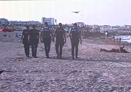 VIDEO Polițiști și jandarmi patrulează pe plajă. „Intervenim când suntem solicitați, că doar nu o să stăm pe malul apei să numărăm...”