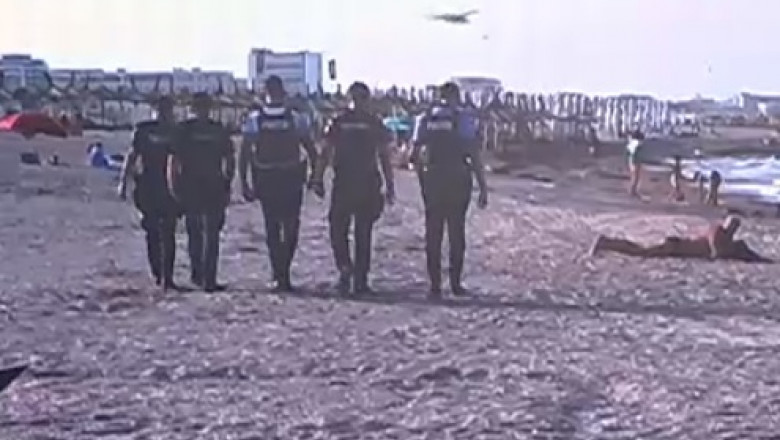 Polițiști și jandarmi patrulează pe plajă