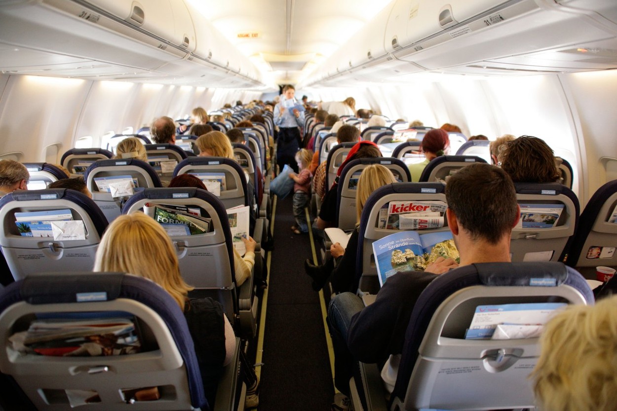 Cu ce nu trebuie să te îmbraci când mergi cu avionul. Sfaturile surprinzătoare ale unui însoțitor de zbor au devenit virale