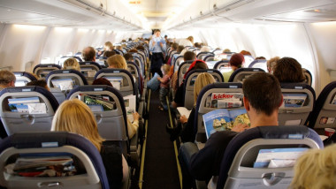 oameni pe scaune in avion