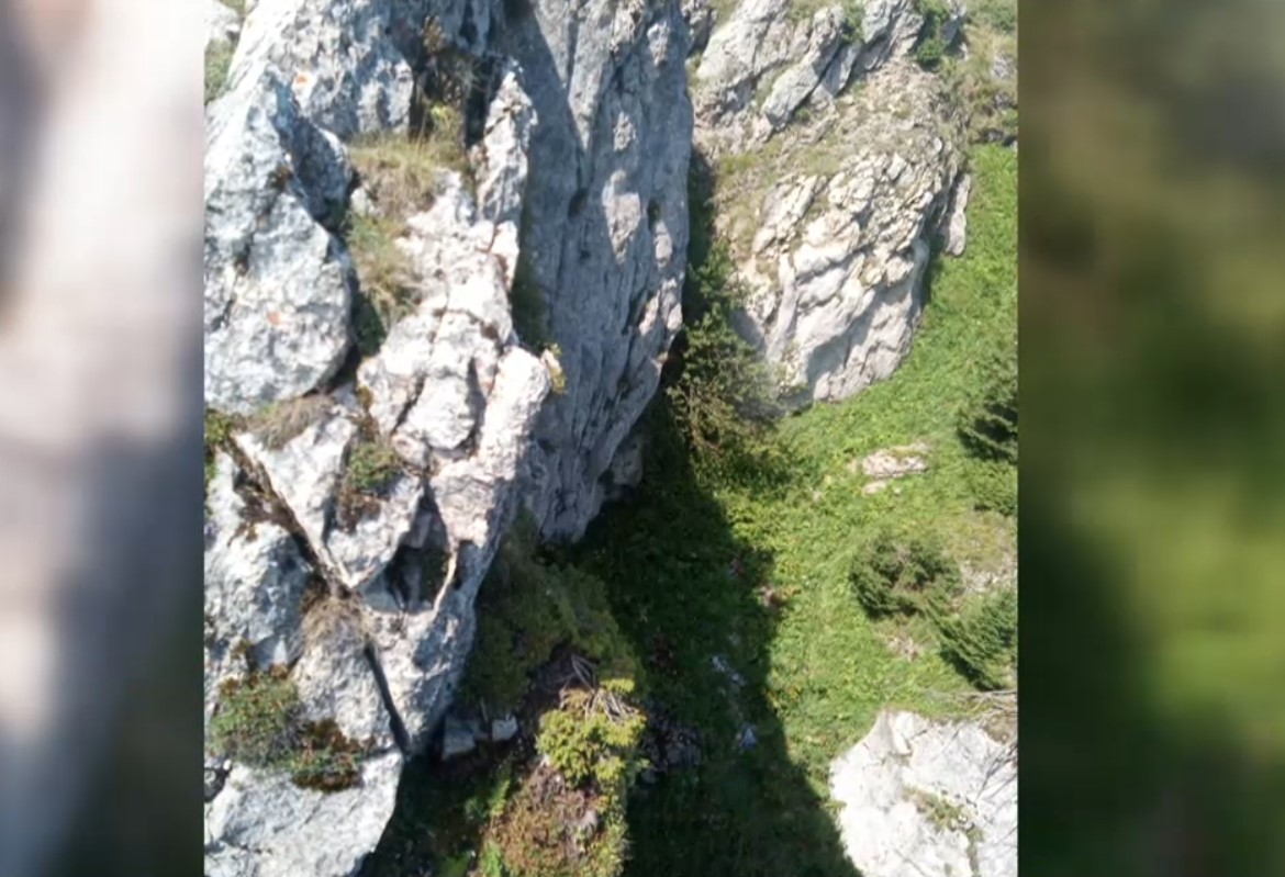 Un motociclist a căzut în gol aproximativ 15 metri, cu tot cu motocicletă, în Masivul Rarău