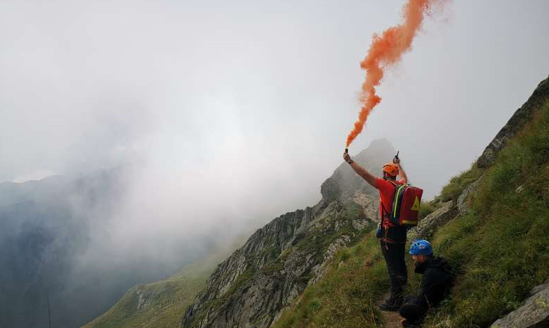 Turist preluat de un elicopter SMURD, după ce salvamontiștii l-au salvat în zona „La trei paşi de moarte” din Munţii Făgăraş
