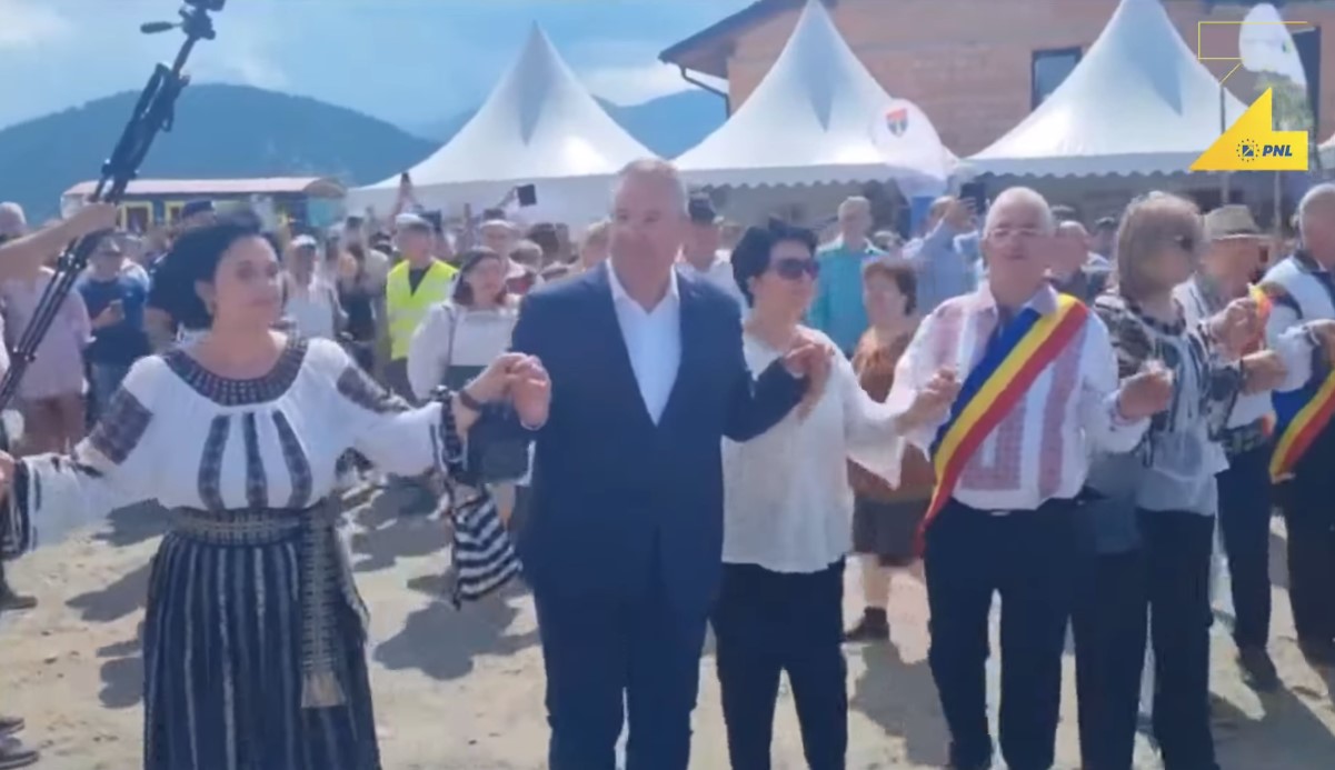 Ciucă a jucat în horă, la festivalul Hora de la Prislop: „PNL va fi şi mai departe un promotor al valorilor şi intereselor României”