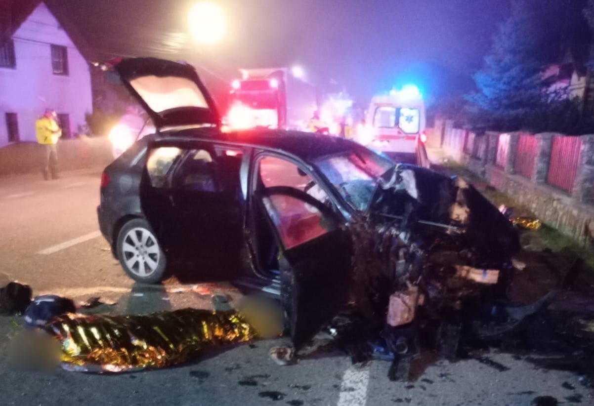 O mașină cu cinci tineri a intrat într-un stâlp de electricitate, în Suceava. Două fete și un băiat au murit pe loc