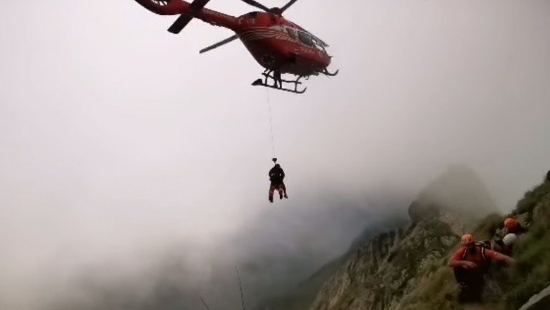 elicopter smurd care salveaza un turist de pe munte