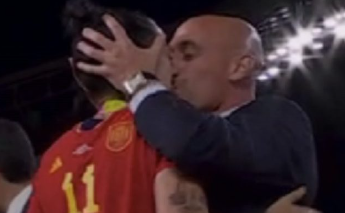 Scandal după Cupa Mondială. Președintele federației spaniole a sărutat pe buze o jucătoare la decernarea trofeului