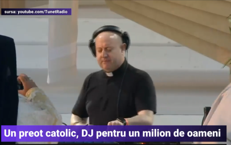 Un preot catolic a fost DJ pentru un milion de oameni. Papa Francisc i-a binecuvântat căștile