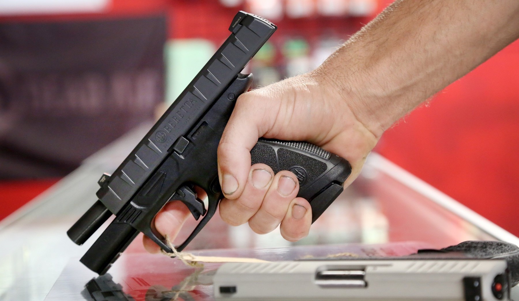 Fabrica de armament Cugir ar putea produce arme Beretta (ministrul Economiei)