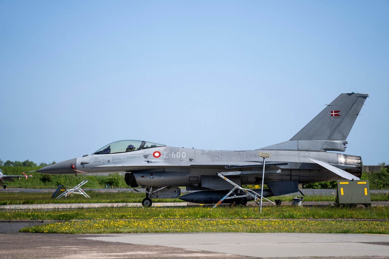 Ucraina poate folosi avioanele F-16 donate doar pe teritoriul său. "Acelea sunt condiţiile, fie că este vorba de tancuri sau avioane"